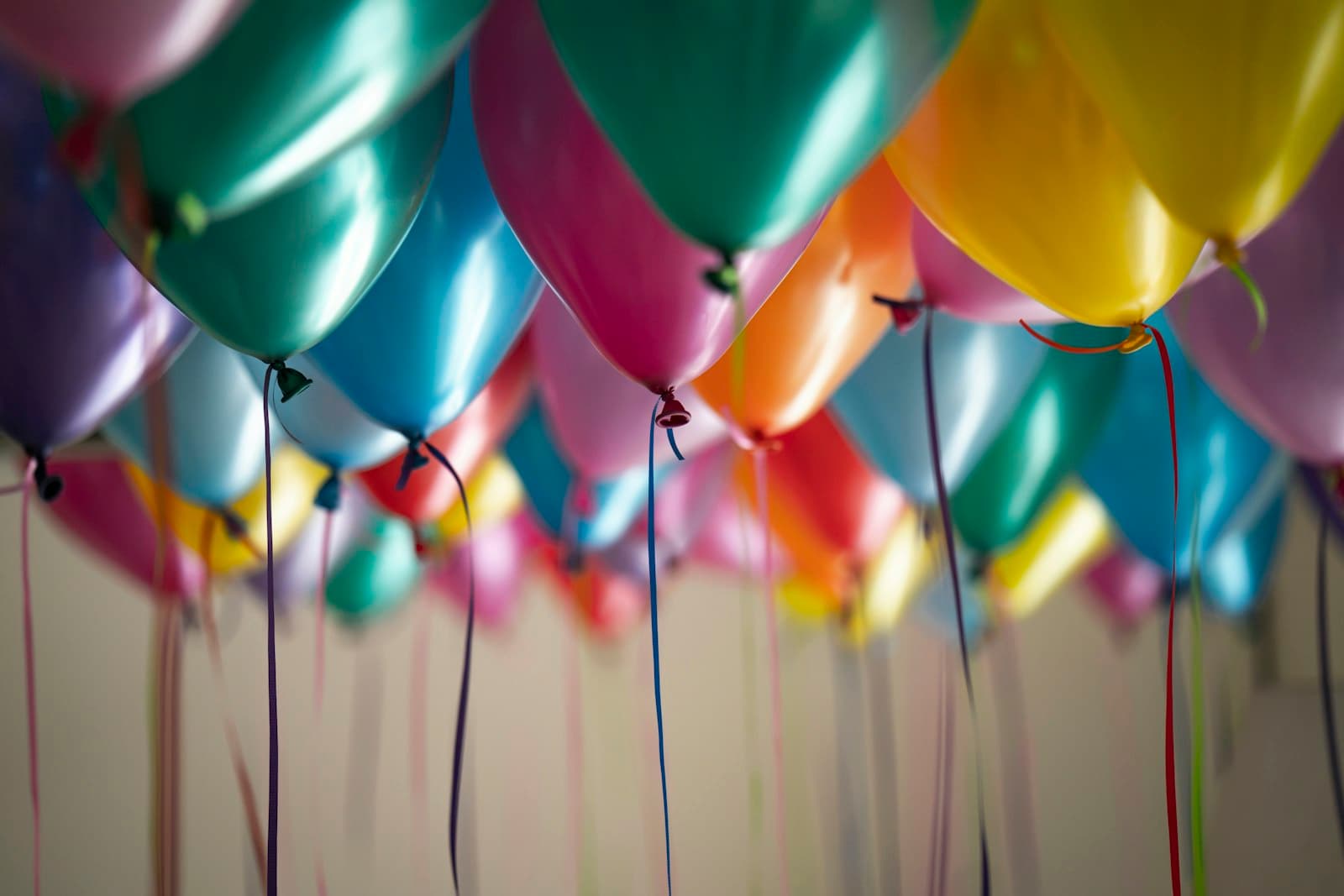 Nuage de ballons pastel aux rubans suspendus pour une baby shower