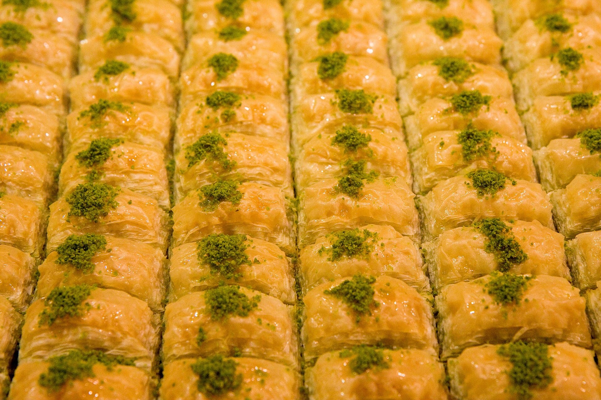 Plateau de baklawa a la pistache decoupee en losanges dores
