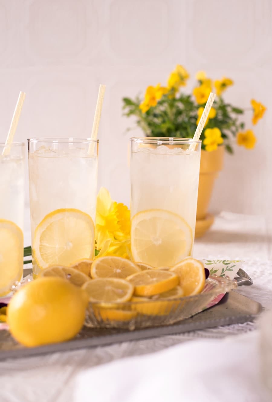 Citronnade beldi glacée servie avec des rondelles de citron