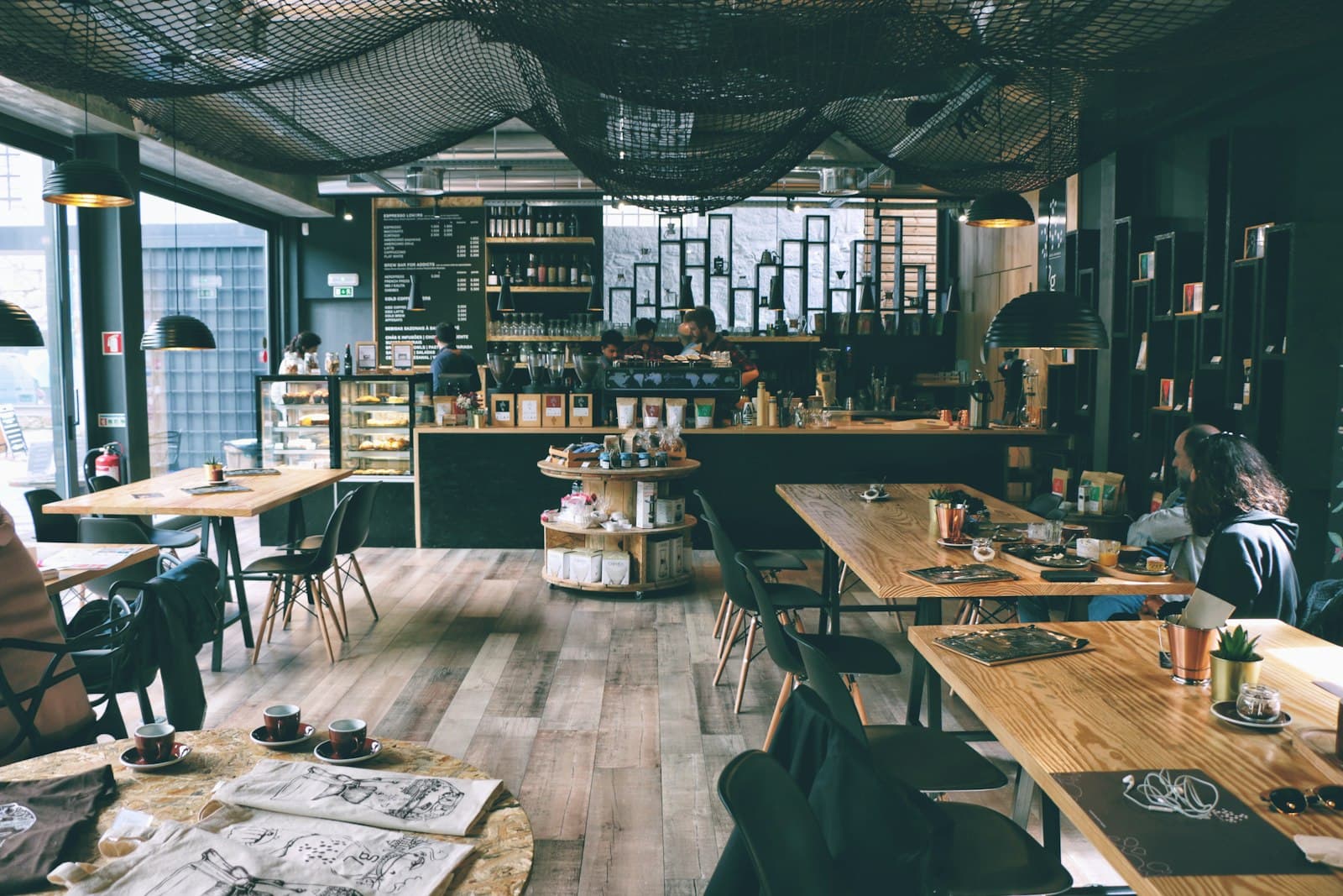 Intérieur de café au comptoir éclairé de suspensions, à la tombée du soir