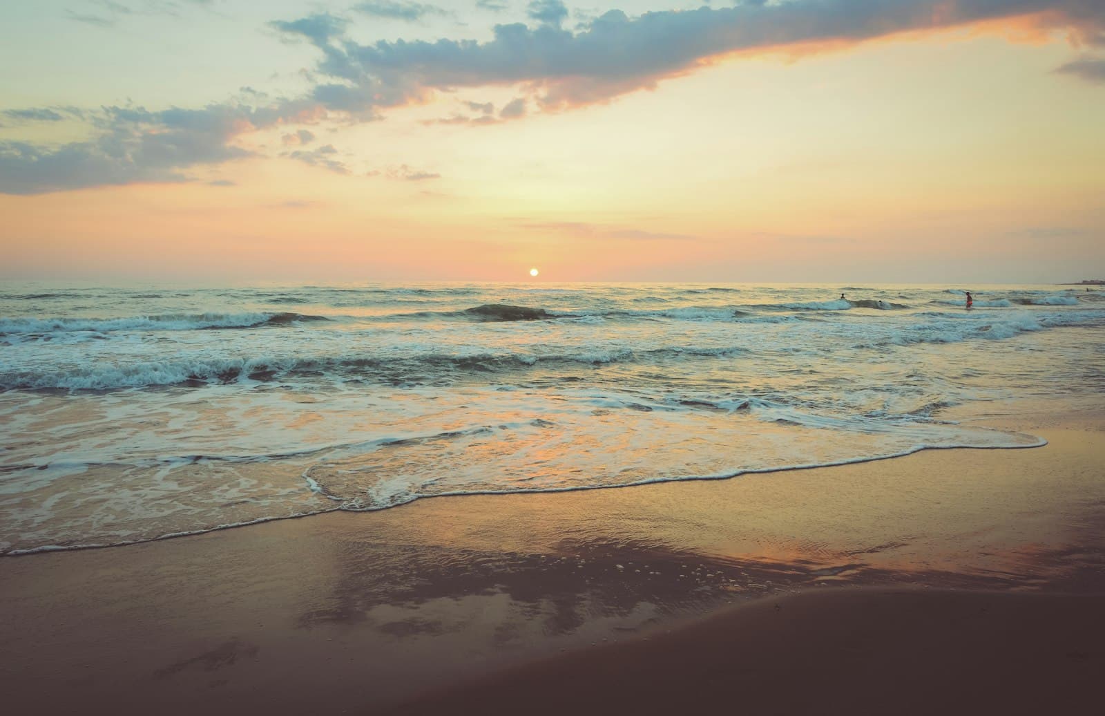 Vagues dorées par le coucher de soleil sur la plage de Sousse