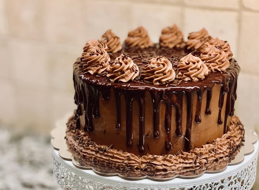Gateau au chocolat noir nappe de ganache coulante et de rosaces de creme