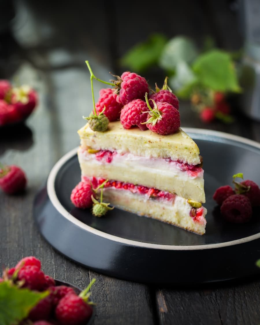 Part de gateau aux amandes, creme a la fleur d'oranger et framboises fraiches