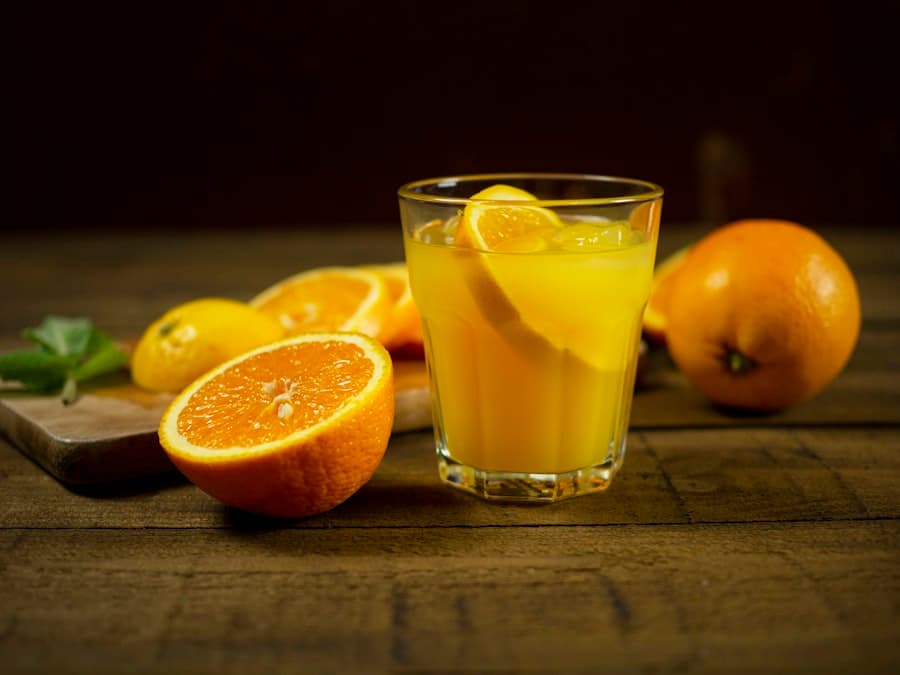 Verre de jus d'orange pressé entouré d'oranges du Cap Bon