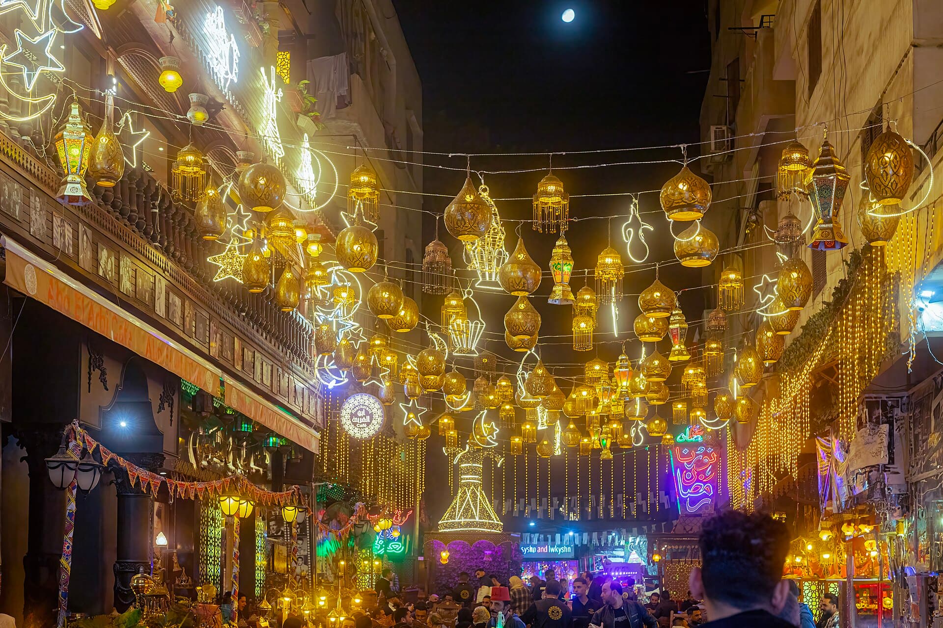 Lanternes traditionnelles illuminées dans la nuit