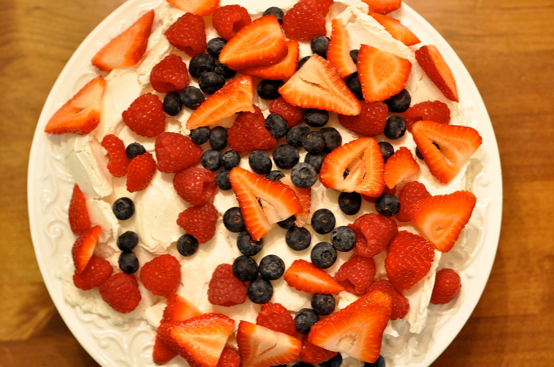 Pavlova meringuee couronnee de fruits rouges frais