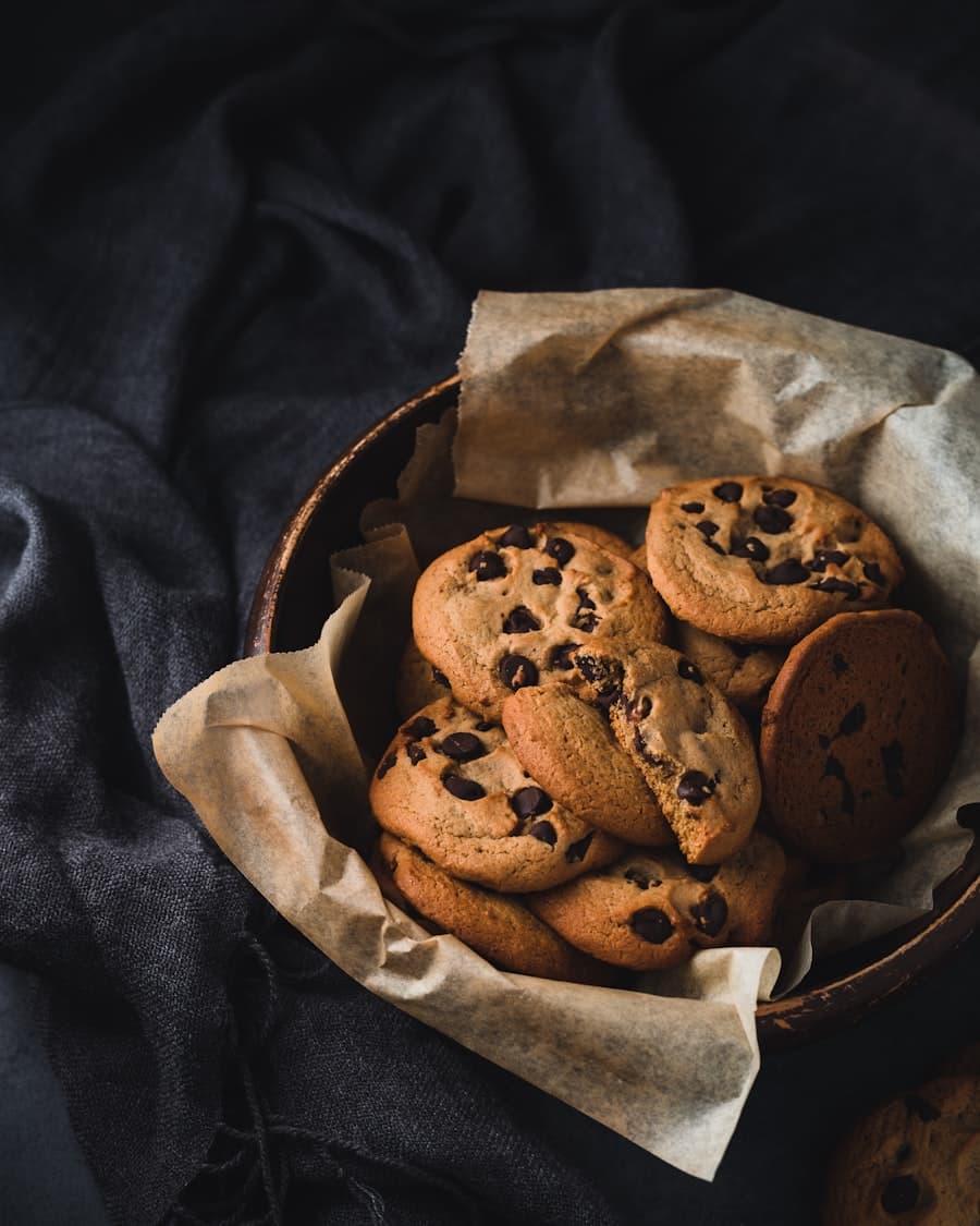Corbeille de sablés aux pépites de chocolat sur papier cuisson