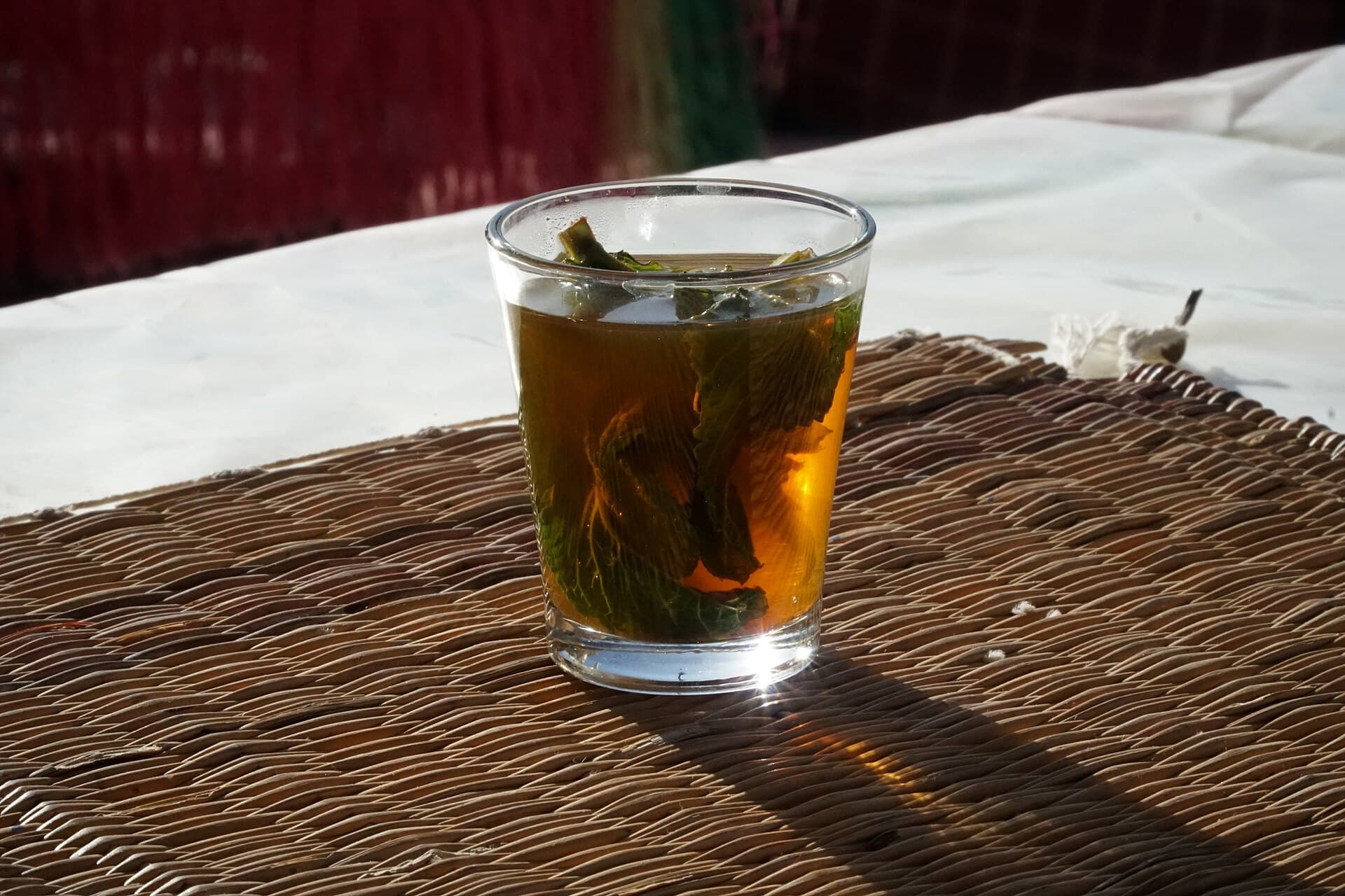 Thé à la menthe servi dans des verres ciselés avec une théière en métal